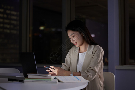 女大学生深夜在自习室玩手机图片