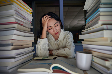 奋斗学习的女孩女大学生熬夜自习压力大背景