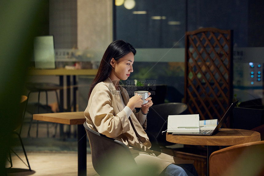 青年女性在咖啡馆使用电脑学习备考图片