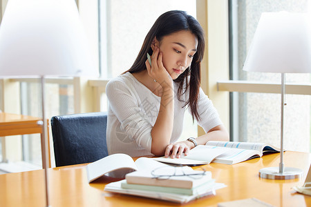 图书馆自习的女学生形象图片素材