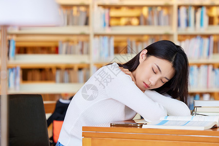 青年女学生图书馆休息校园高清图片素材