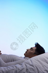 男青年安静睡眠图片