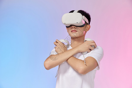 男青年体验vr虚拟现实技术图片