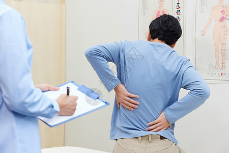 肌肉女护士记录患者腰部患处背景