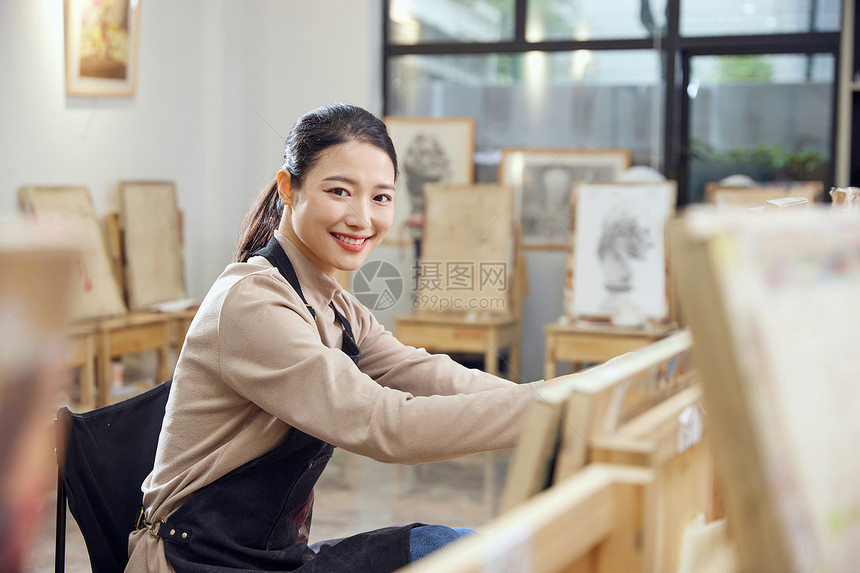 女孩独自在画室里画画图片