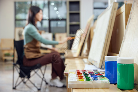 画油画的人女性独自在画室里画画背景
