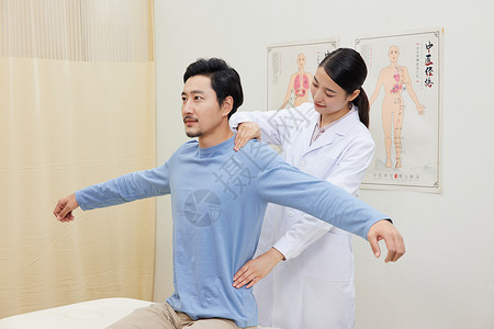 女医生引导男患者做肢体复健背景图片