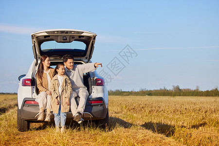开车一家人旅行的一家人坐在车厢后背景