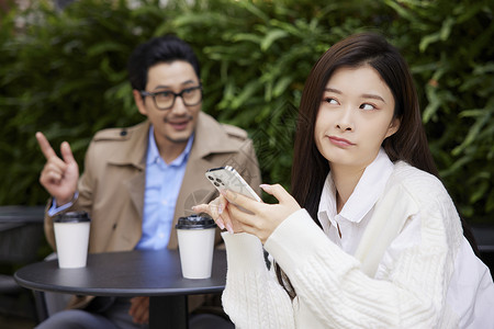 青年男女相亲约会女性翻白眼高清图片