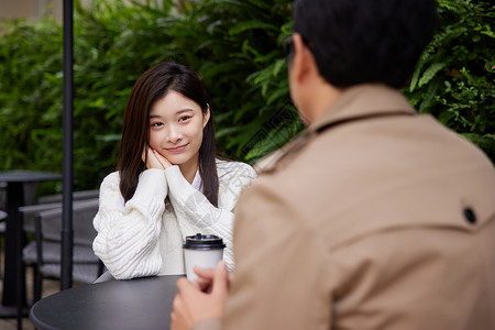 青年男女咖啡店甜蜜相亲约会图片