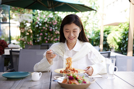 青年女性在餐厅相亲约会享用美食图片