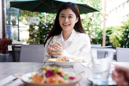 青年女性相亲约会餐厅吃饭形象喂食高清图片素材