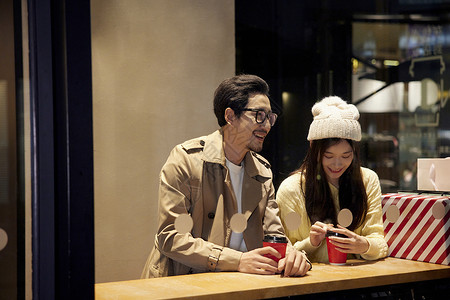 冬季青年情侣咖啡店喝咖啡聊天爱情高清图片素材