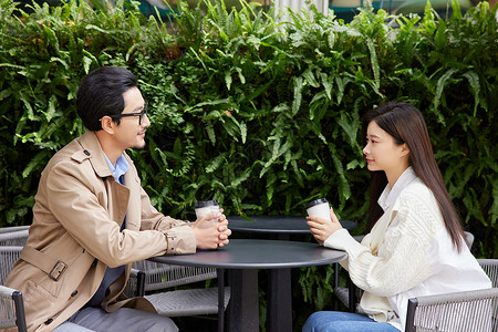 咖啡男女青年男女咖啡店喝咖啡聊天相亲背景