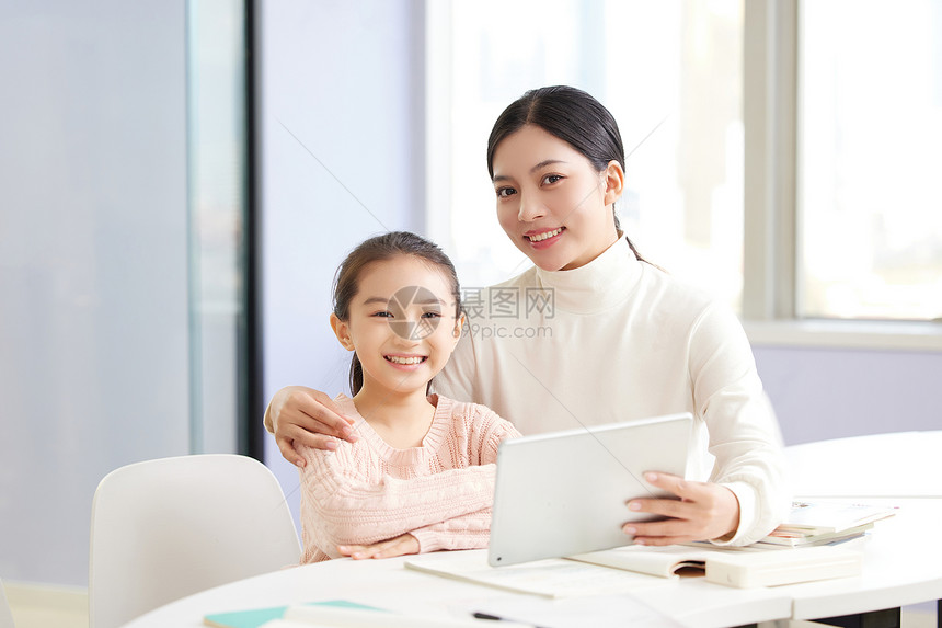 补习班上帮小朋友补习的女老师图片