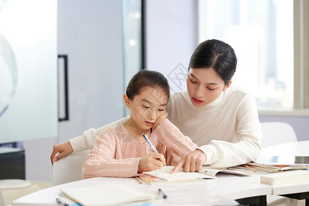 补习老师教小女生写作业图片素材