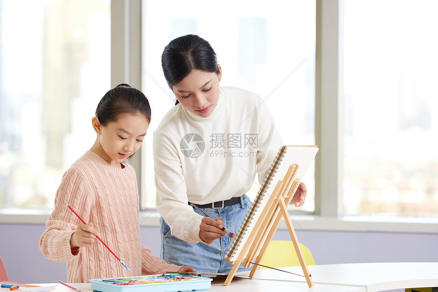 美术老师教小朋友画儿童画图片