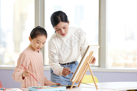 美术老师教小朋友画儿童画培训高清图片素材