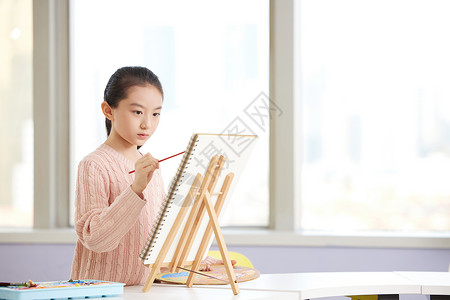 课外学习美术绘画的小女孩图片