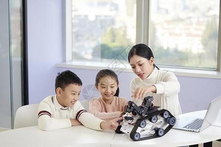 儿童智力发育老师指导小朋友操作编程机器人背景