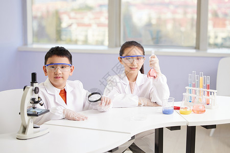 男孩女孩课外学习化学兴趣班形象图片