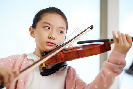 补习课外学习小提琴兴趣班的小女生背景