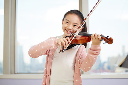 课外培训课外学习小提琴兴趣班的小女生背景