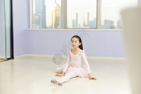舞蹈室跳芭蕾舞的小女孩图片