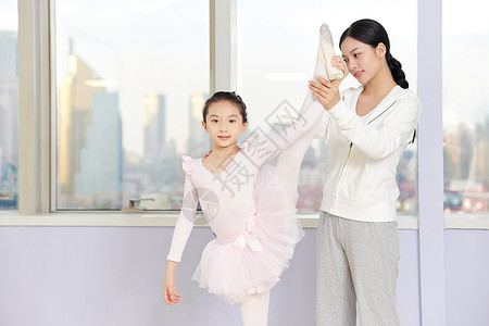 课外学习芭蕾舞蹈的女孩形象图片