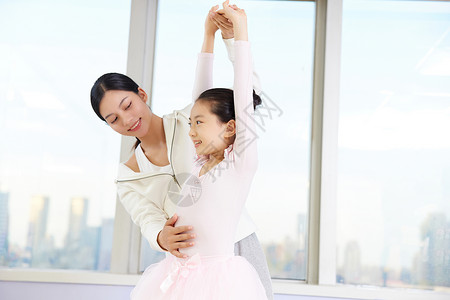 老师纠正小女孩芭蕾舞蹈动作图片