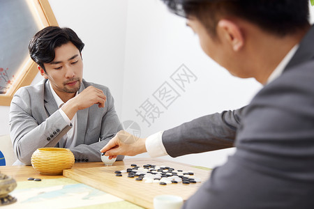 商业人士在茶室下棋图片