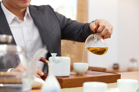 饮品茶道泡茶的商务男性手部特写背景