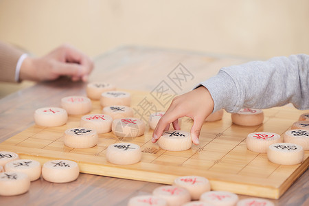 老人孙子爷爷教孙子户外下象棋背景