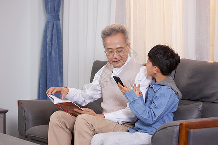 孙子居家玩手机家人高清图片素材