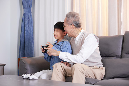 祖孙在客厅玩游戏游戏机高清图片素材