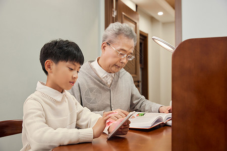 祖孙在书房看书玩手机温情高清图片素材