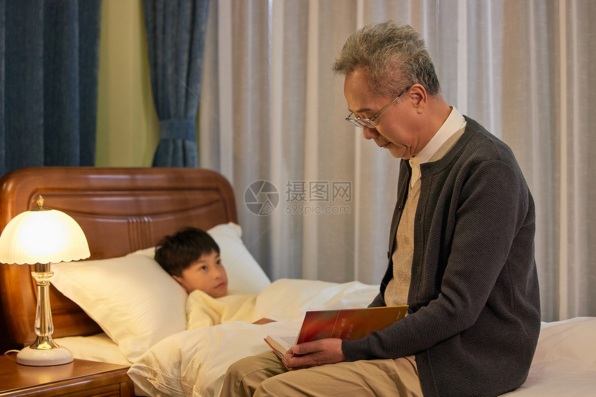 爷爷给孙子讲睡前故事哄睡觉