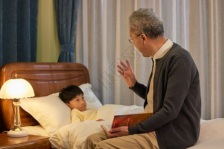 爷爷给孙子讲睡前故事哄睡觉中国人高清图片素材