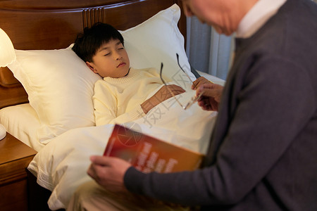 爷爷给孙子讲睡前故事哄睡觉儿童高清图片素材