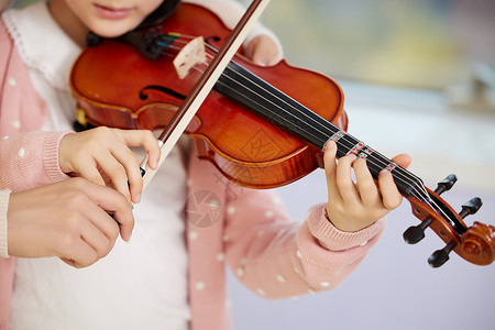 课外培训小女孩学习小提琴特写背景