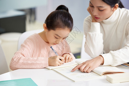 暑假班宣传补习老师辅导小女生写作业背景