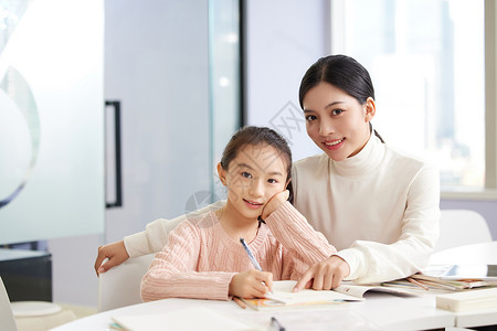 暑假班补课宣传补习老师辅导小女生写作业背景