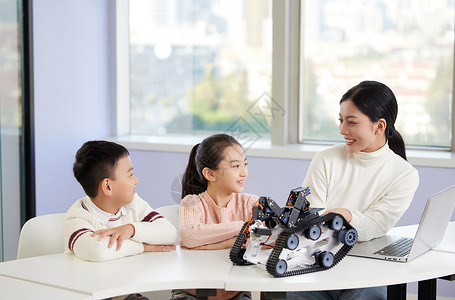 指导安装老师指导小朋友制作机器人背景
