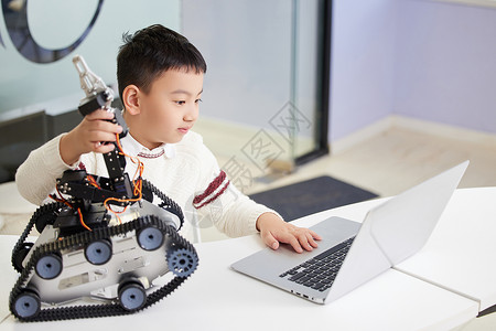 创新引领未来小男孩在编程兴趣班上学习操作背景