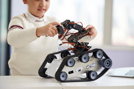 小孩玩机器人小朋友在编程兴趣班上学习操作特写背景