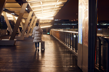 火车站背影美女夜间出行走在天桥上背影背景