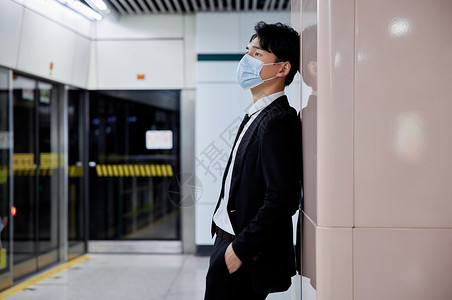 戴口罩等待地铁的商务男性图片
