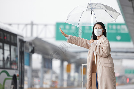 戴口罩户外打车的女性背景图片