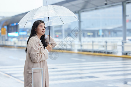 雨天等车的女性背景图片