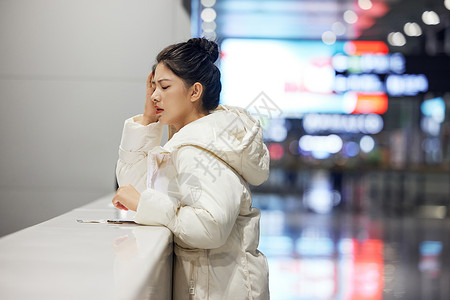 机场烦恼的冬季女性图片